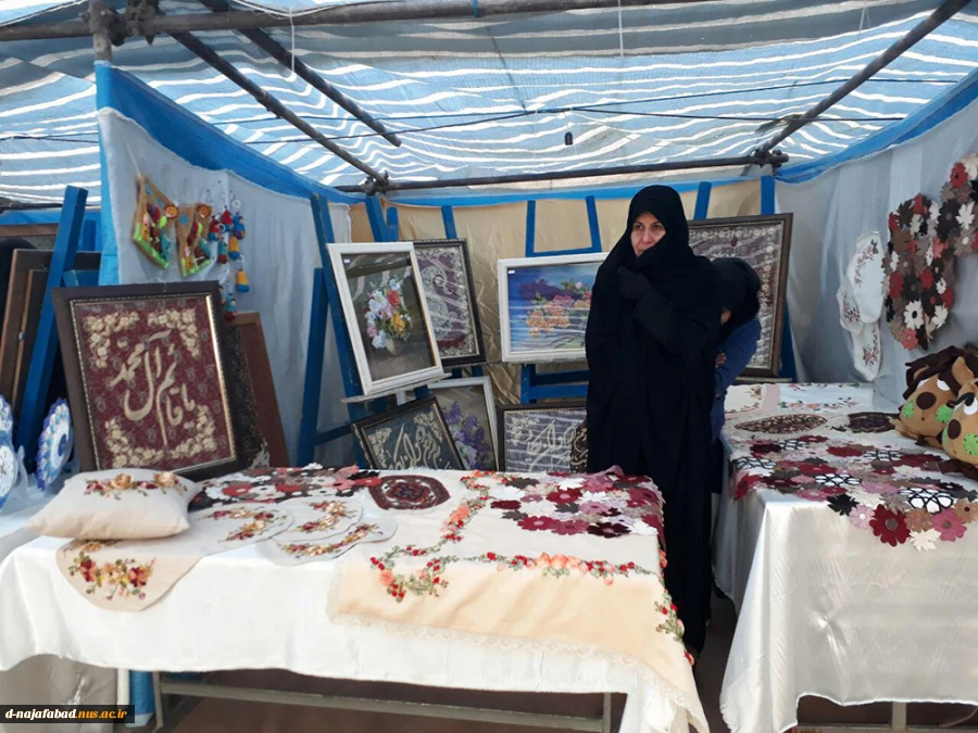 برپایی غرفه دستاوردهای دانشجویان آموزشکده فنی و حرفه ای دختران نجف آباد در نمایشگاه اقتصاد مقاومتی به مناسبت هفته بسیج درشهرستان نجف آباد 6