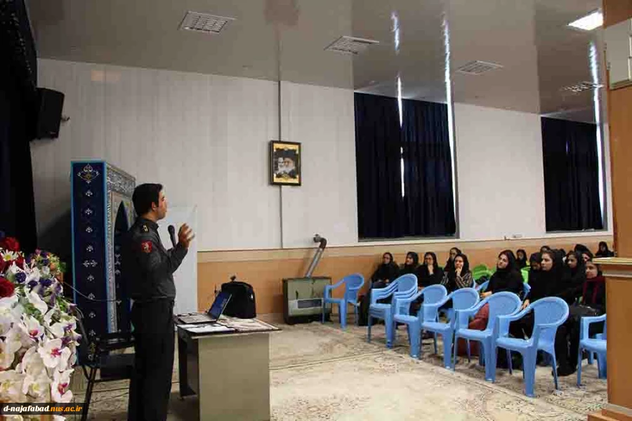 گزارش تصویری کارگاه آموزشی پیشگیری از عواقب ناگوار زلزله باحضور کارشناس آتشنشانی جناب آقای بیگی درسالن اجتماعات دانشکده دختران نجف آباد 8