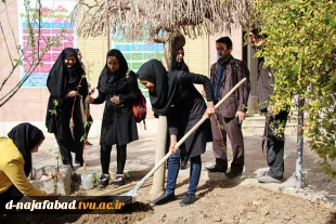 کاشت نهال درروز درختکاری با حضور ریاست و،معاونین ودانشجویان باشعار هردانشجو یک درخت 2