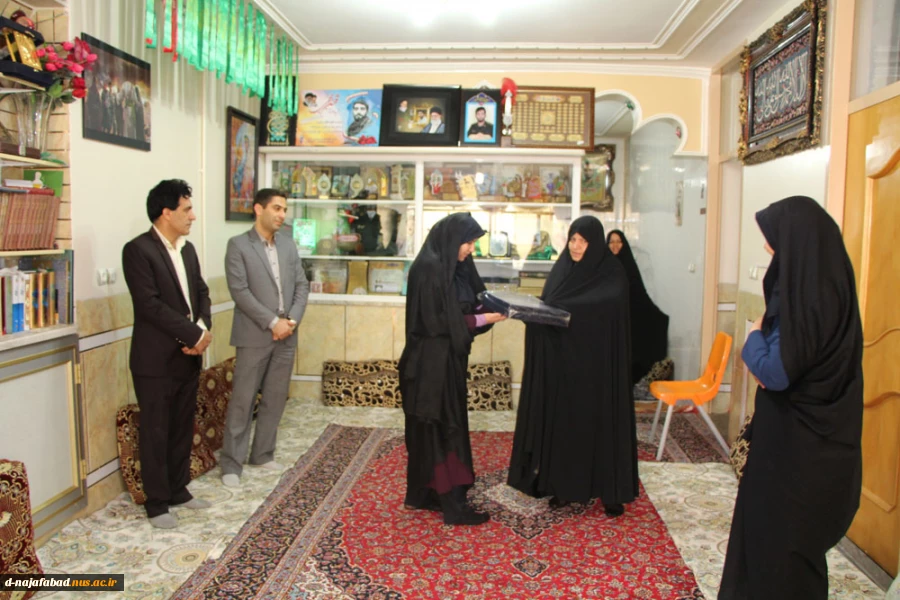 دیدار مسئولین آموزشکده فنی وحرفه ای دختران نجف آباد با خانواده شهید محسن حججی 2