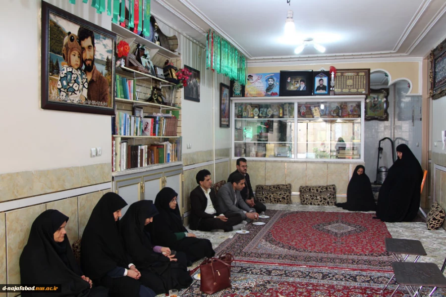 دیدار مسئولین آموزشکده فنی وحرفه ای دختران نجف آباد با خانواده شهید محسن حججی 4