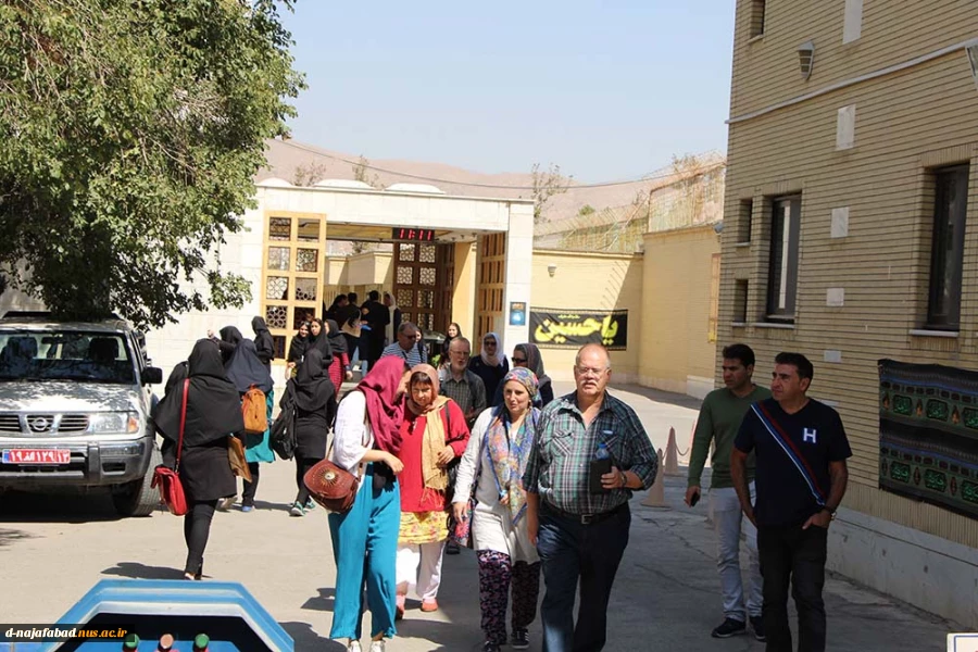 حضور توریستهای آلمانی درآموزشکده دختران نجف آباد  6