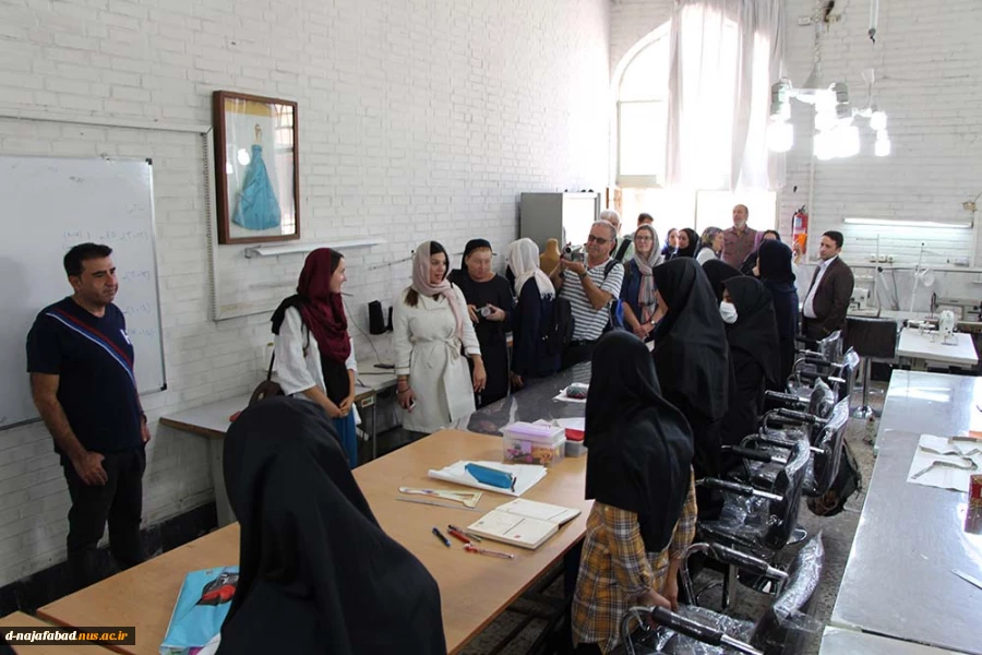 حضور توریستهای آلمانی درآموزشکده دختران نجف آباد  7