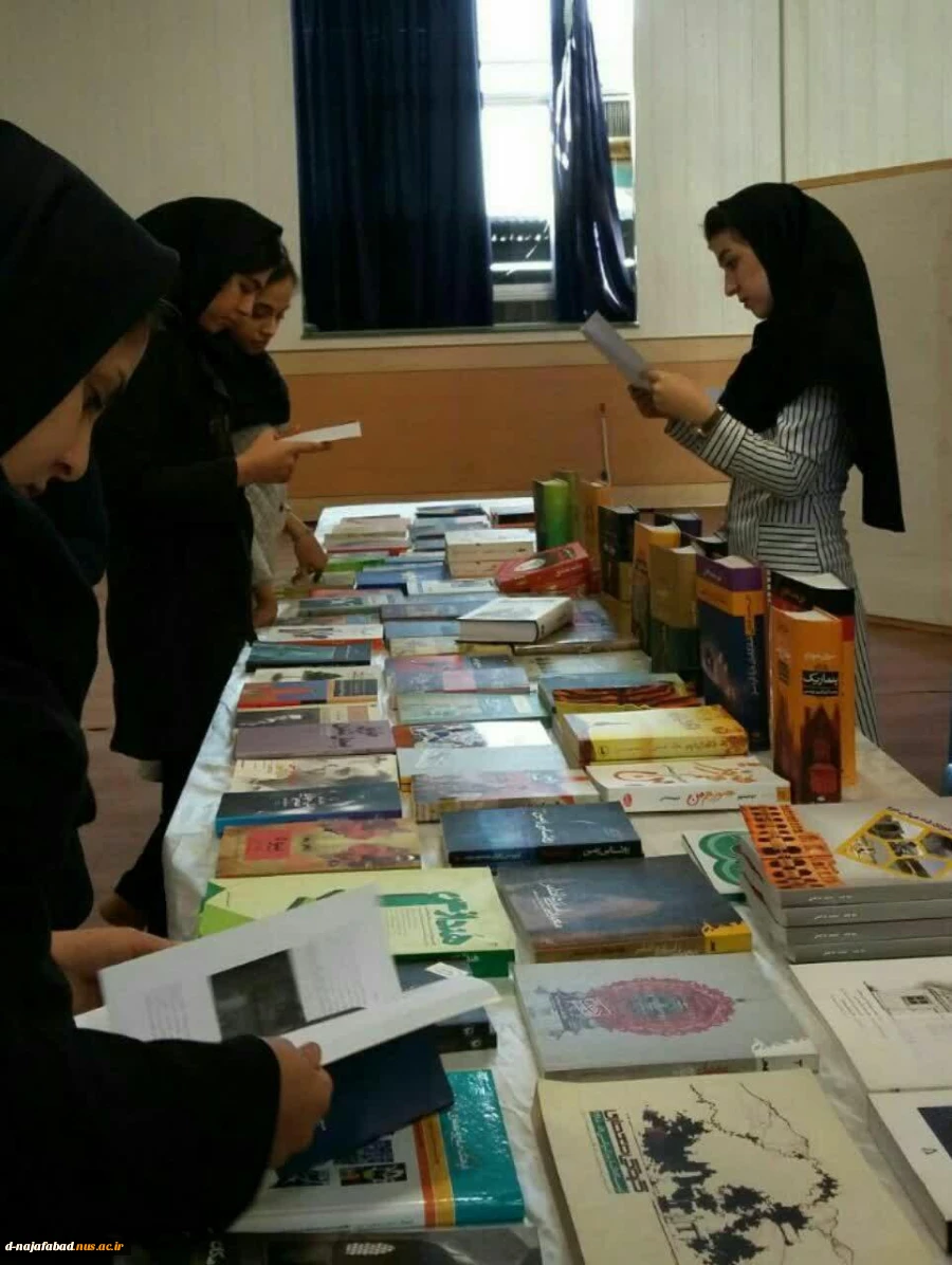 نمایشگاه کتاب به مناسبت هفته کتاب و کتابخوانی 2