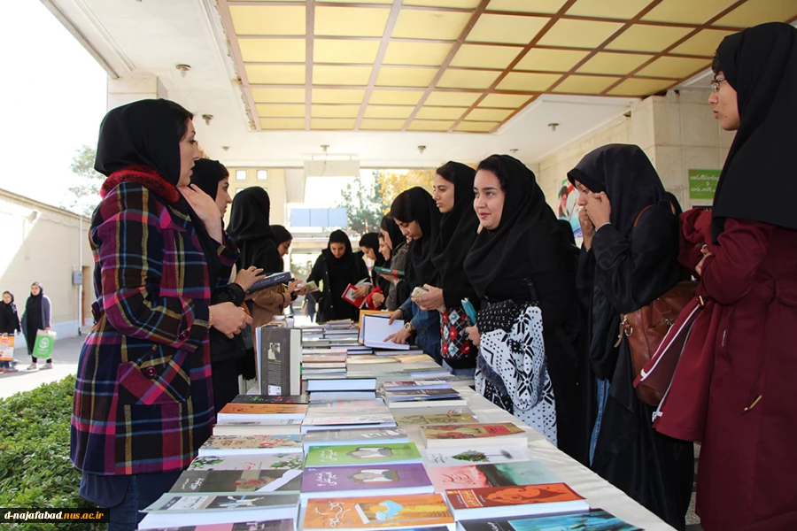 نمایشگاه کتاب به مناسبت هفته کتاب و کتابخوانی 3
