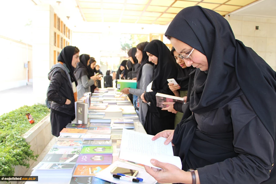 نمایشگاه کتاب به مناسبت هفته کتاب و کتابخوانی 4