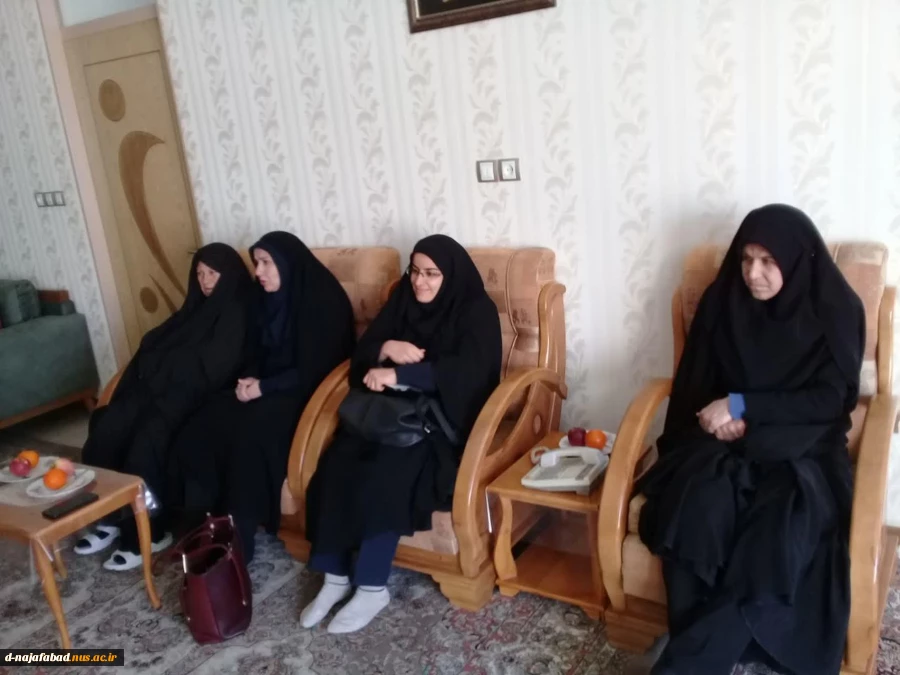 ریاست آموزشکده دختران نجف آباد به همراه معاونین و معاونت فرهنگی بنیاد شهید شهرستان نجف آباد  با سه خاواده شهدا  هشت سال دفاع مقدس دیدار کردند 5