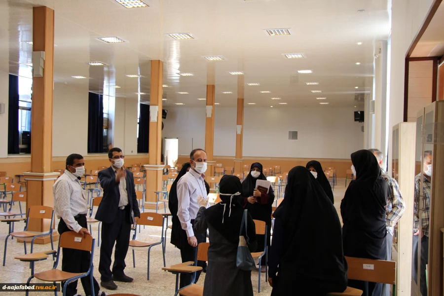 بازدید معاون شبکه بهداشت ودرمان شهرستان و همراهان ازسالن های برگزاری آزمون های سازمان سنجش در آموزشکده فنی وحرفه ای دختران نجف آباد 9