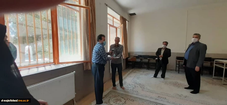 تجلیل از مسئول روابط عمومی آموزشکده دختران نجف آباد بمناسبت  روز جهانی ارتباطات 3