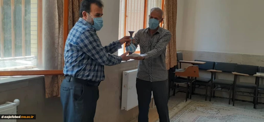 تجلیل از مسئول روابط عمومی آموزشکده دختران نجف آباد بمناسبت  روز جهانی ارتباطات 4