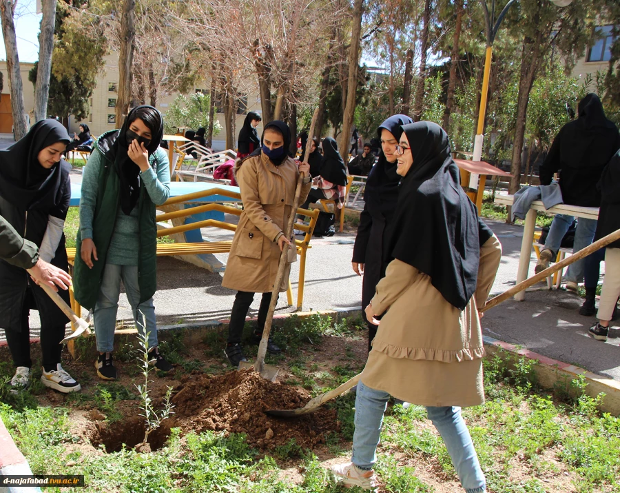آیین روز درختکاری و کاشت نهال درمحوطه آموزشکده دختران نجف آباد  برگزار شد 4