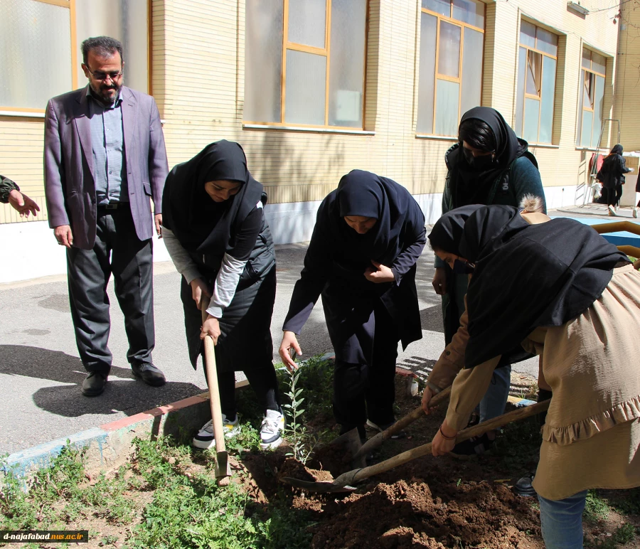 آیین روز درختکاری و کاشت نهال درمحوطه آموزشکده دختران نجف آباد  برگزار شد 6