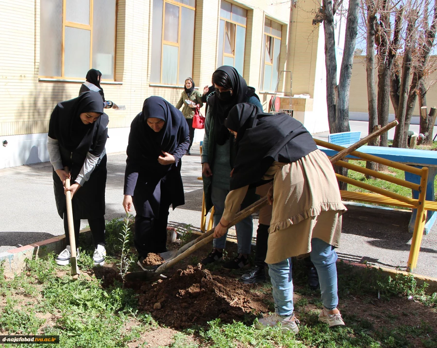 آیین روز درختکاری و کاشت نهال درمحوطه آموزشکده دختران نجف آباد  برگزار شد 6