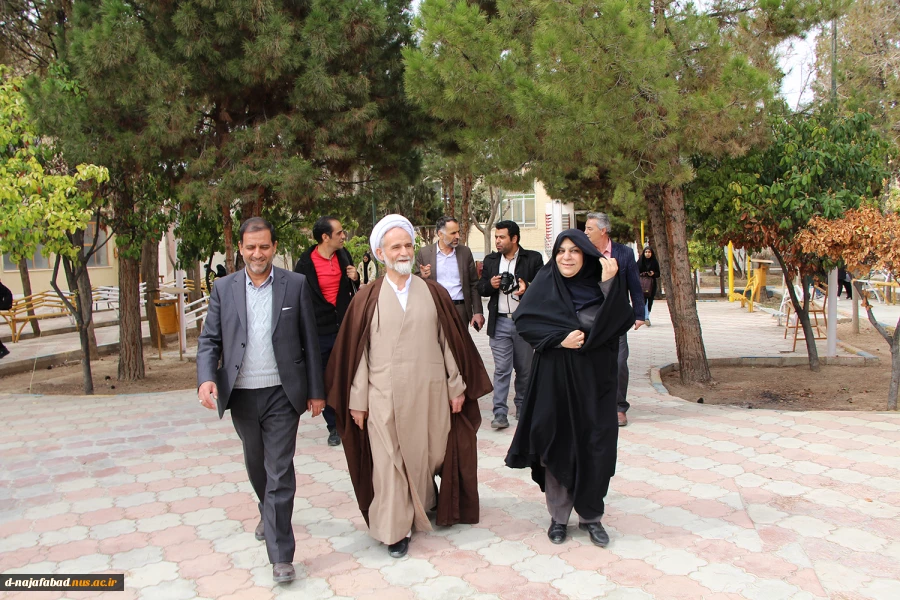 معاون استاندار و فرماندار ویژه شهرستان بهمراه امام جمعه شهر نجف آباد  با ریاست آموزشکده دختران سمیه دیدار و گفتگو نمودند  3