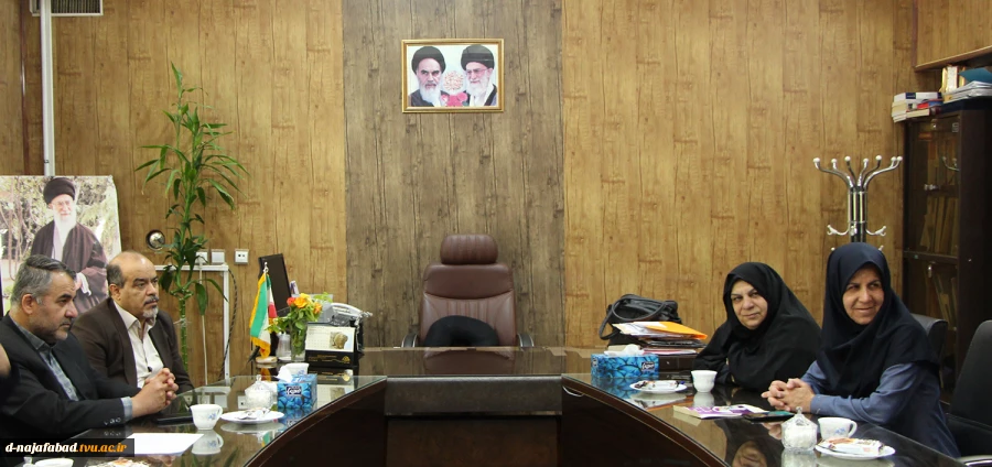 دیدار وگفتگو روسای مرکز فنی وحرفه ای ،اداره کار ورفاه اجتماعی ومدیر عامل شرکت کافه کسب وکارحری  شهرستان با ریاست آموزشکده ومعاونین دختران نجف آباد 5