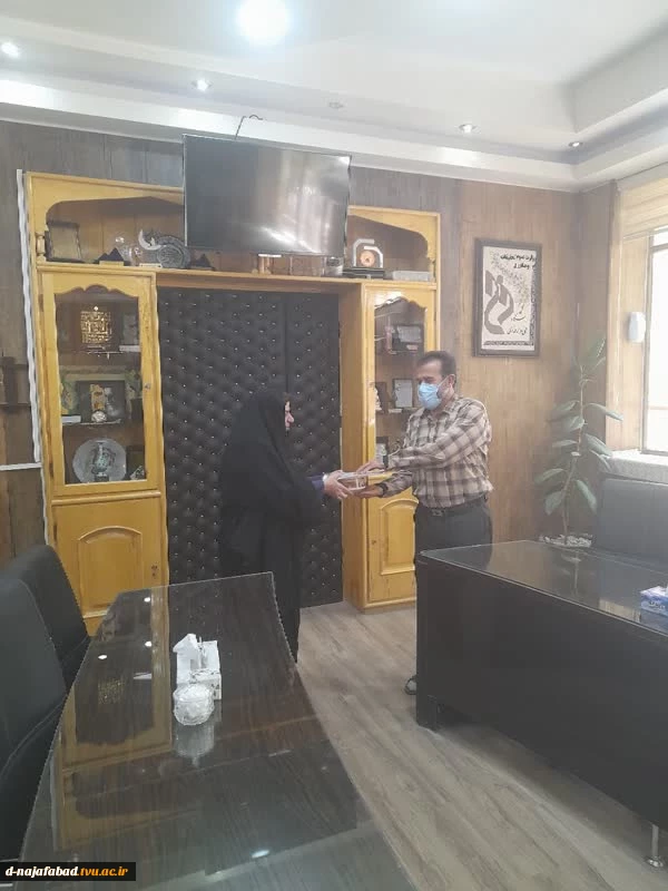 تجلیل از مسئول روابط عمومی آموزشکده دختران نجف آباد  2