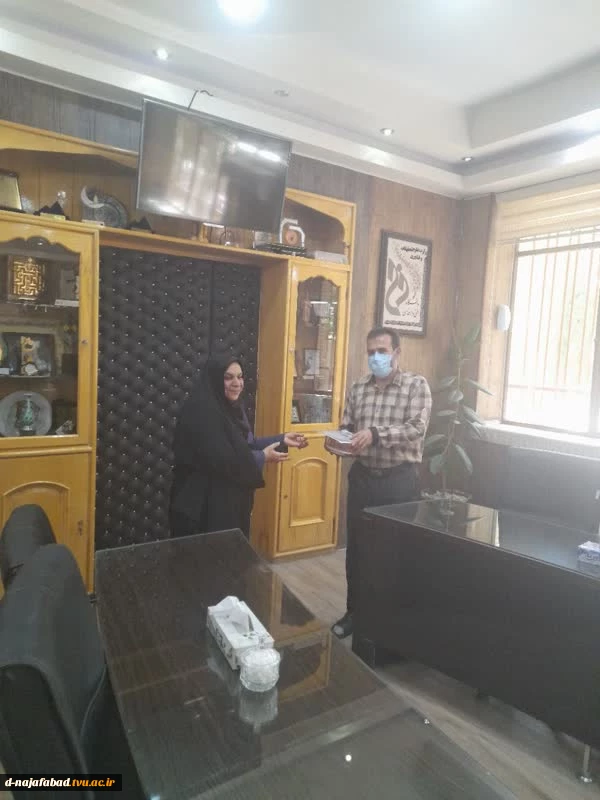 تجلیل از مسئول روابط عمومی آموزشکده دختران نجف آباد  3