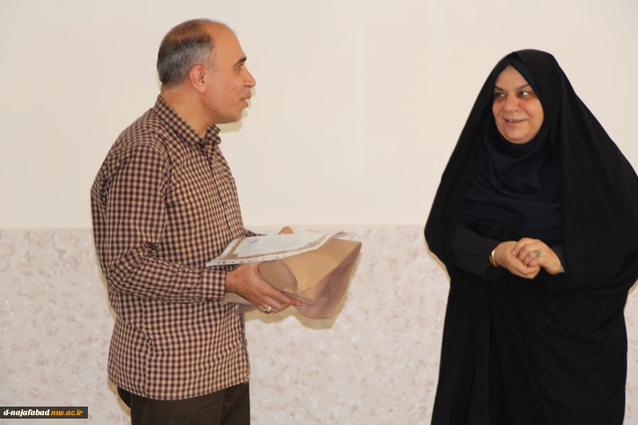 پیام تبریک ریاست آموزشکده بمناسبت روز فناوری اطلاعات
تجلیل از کارشناس فناوری آموزشکده  
 4