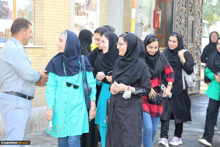 آیین بازگشایی دانشگاه ها واستقبال از دانشجویان با حضورخادم یاران حرم رضوی در آموزشکده دختران نجف آباد برگزار شد  6
