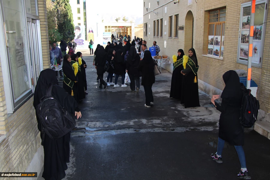 آیین بازگشایی دانشگاه ها واستقبال از دانشجویان با حضورخادم یاران حرم رضوی در آموزشکده دختران نجف آباد برگزار شد  7