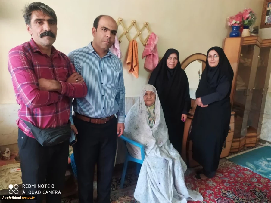 بمناسبت هفته دفاع مقدس نماینده بنیاد شهید شهرستان وهمراهان با چهار خانواده معظم شهدای هشت سال دفاع مقدس دیدارکردند. 7