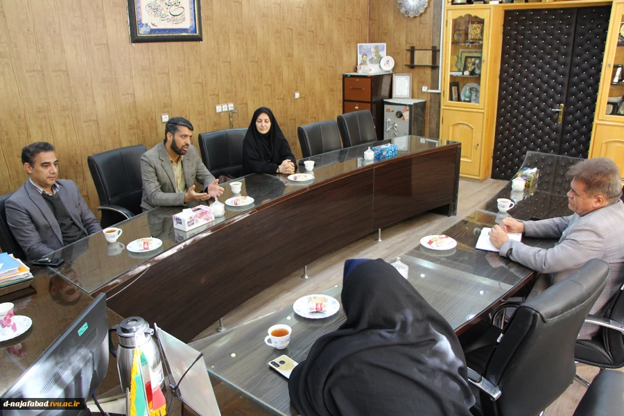 دیدار رییس اداره ورزش جوانان شهرستان وهمراهان با ریاست آموزشکده دختران نجف آباد 
 3