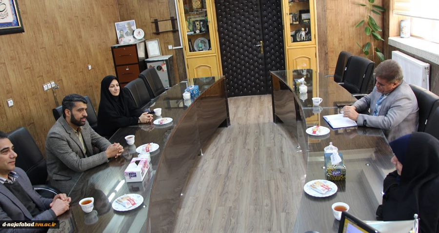 دیدار رییس اداره ورزش جوانان شهرستان وهمراهان با ریاست آموزشکده دختران نجف آباد 
 4