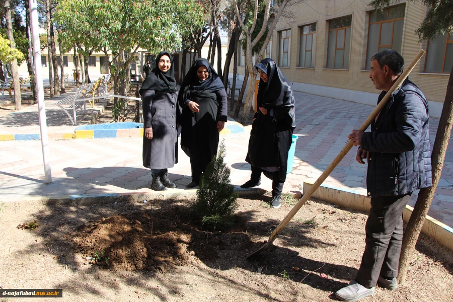آیین روز درختکاری و کاشت نهال درمحوطه آموزشکده دختران نجف آباد  برگزار شد 						 6