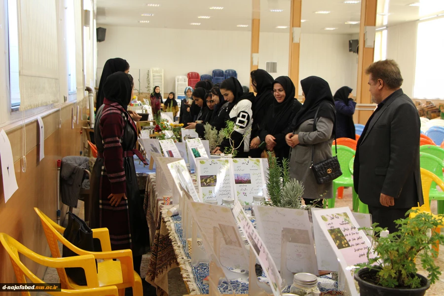 بازدید دانش آموزان هنرستان کارودانش شهیدان کمالی یزدانشهر از نمایشگاه گیاهان دارویی آموزشکده ملی مهارت دختران نجف آباد   3