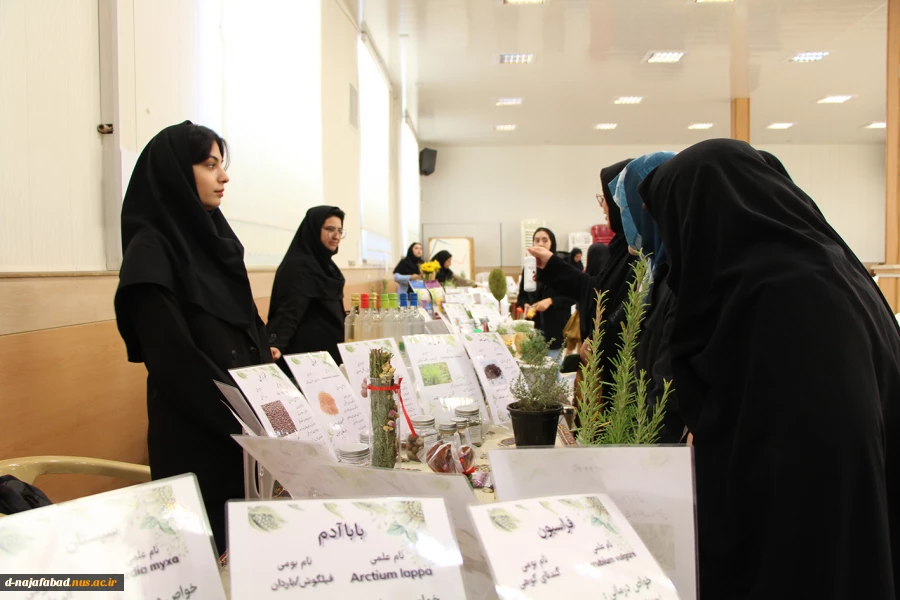 بازدید دانش آموزان هنرستان کارودانش شهیدان کمالی یزدانشهر از نمایشگاه گیاهان دارویی آموزشکده ملی مهارت دختران نجف آباد   4