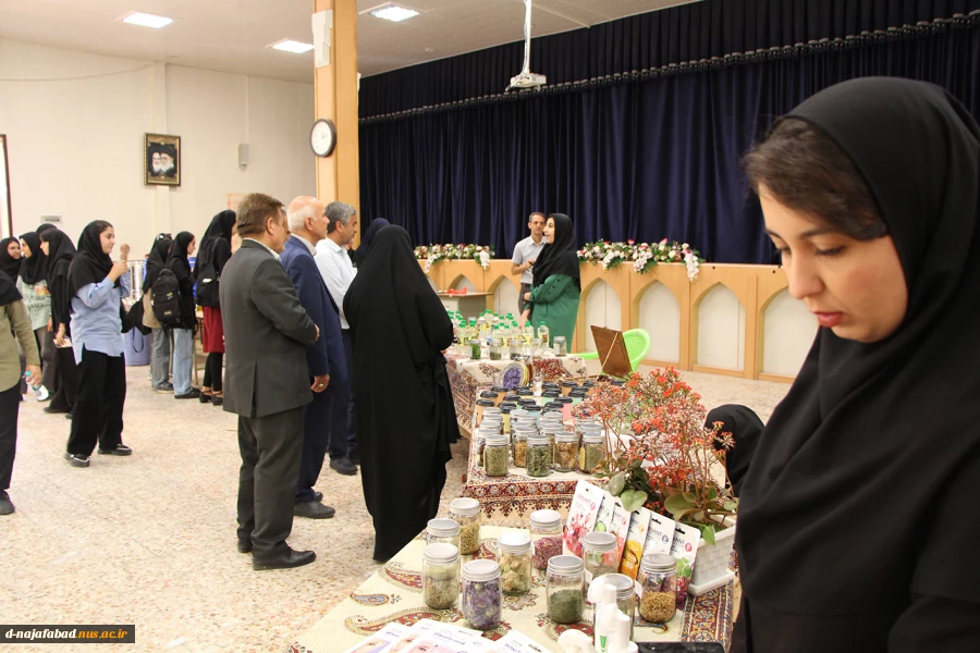 افتتاح نمایشگاه گل وگیاهان دارویی در آموزشکده ملی مهارت دختران نجف آباد  6