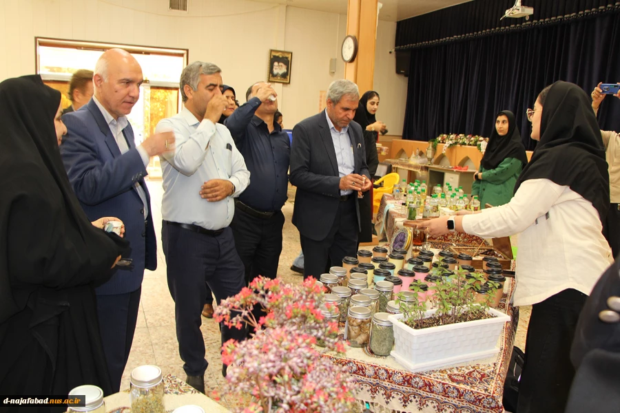 افتتاح نمایشگاه گل وگیاهان دارویی در آموزشکده ملی مهارت دختران نجف آباد  7