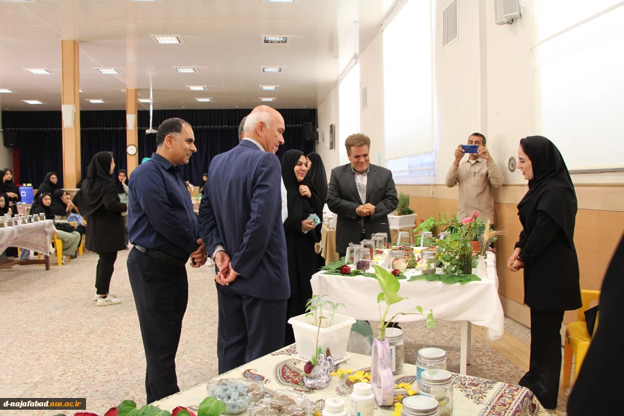 افتتاح نمایشگاه گل وگیاهان دارویی در آموزشکده ملی مهارت دختران نجف آباد  9