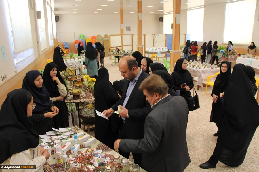 بازدید از نمایشگاه گل وگیاهان دارویی در آموزشکده ملی مهارت دختران نجف آباد  6