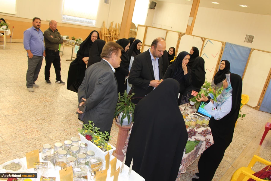 بازدید از نمایشگاه گل وگیاهان دارویی در آموزشکده ملی مهارت دختران نجف آباد  8