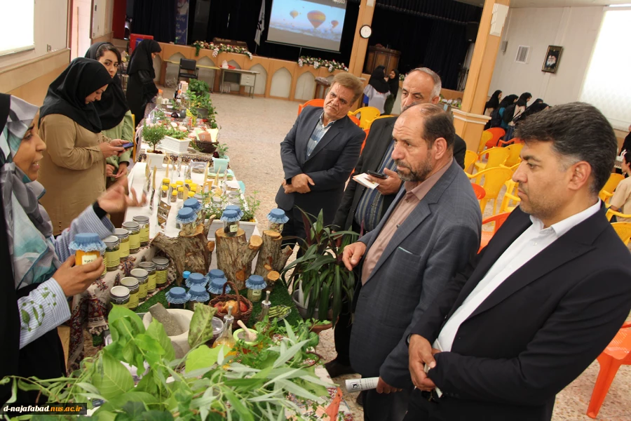 بازدیداعضای شورای شهر نجف آباد ودهیارحاجی آباد از نمایشگاه گیاهان دارویی آموزشکده ملی مهارت دختران نجف آباد« سمیه»  3