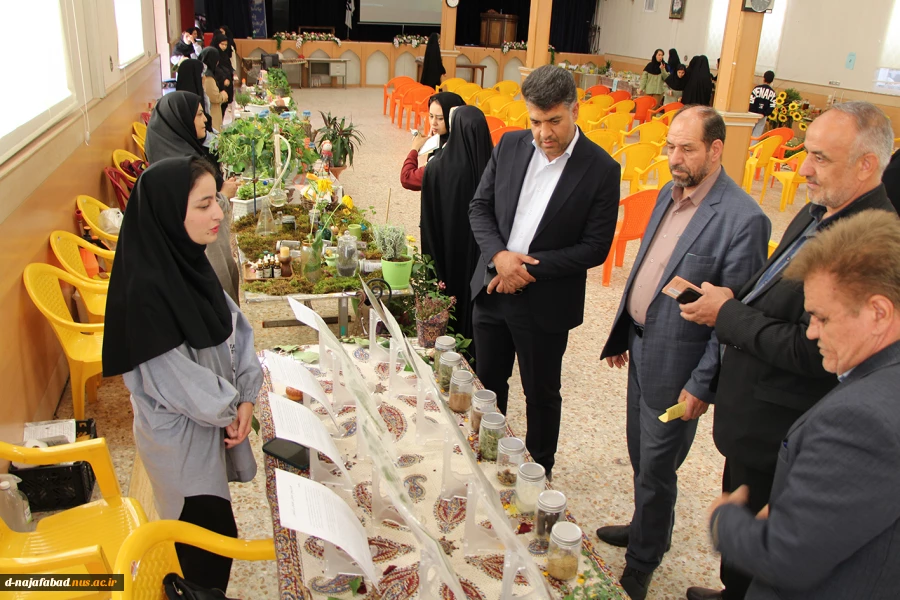 بازدیداعضای شورای شهر نجف آباد ودهیارحاجی آباد از نمایشگاه گیاهان دارویی آموزشکده ملی مهارت دختران نجف آباد« سمیه»  5