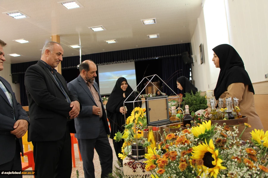 بازدیداعضای شورای شهر نجف آباد ودهیارحاجی آباد از نمایشگاه گیاهان دارویی آموزشکده ملی مهارت دختران نجف آباد« سمیه»  10