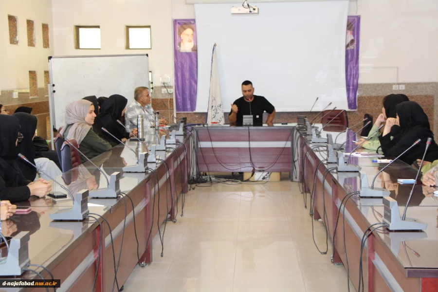 کارگاه آموزشی کارآفرینی با حضور دکتر ناصر سادات ، کارآفرین برتر کشور در سالن کنفرانس آموزشکده برگزار شد 3