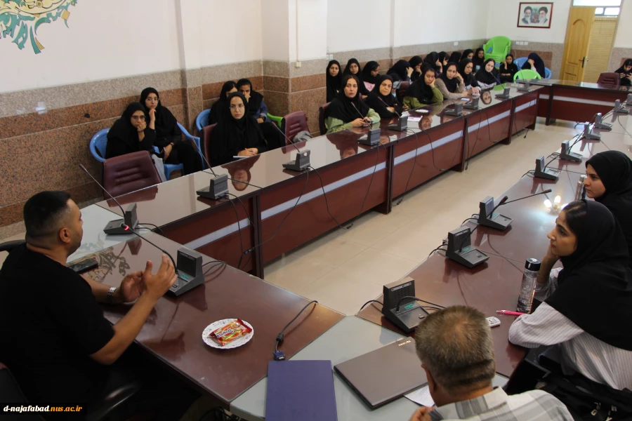 کارگاه آموزشی کارآفرینی با حضور دکتر ناصر سادات ، کارآفرین برتر کشور در سالن کنفرانس آموزشکده برگزار شد 6